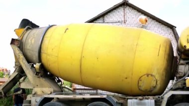 Beton karıştırıcı namluya yakın çekim. Çimento karıştırmak için özel araçlar. İnşaat alanına malzeme teslimatı. Karışık kamyon. Ağır endüstri. Kamyon ekipmanları. Sarı. Yüksek kaliteli FullHD görüntüler.