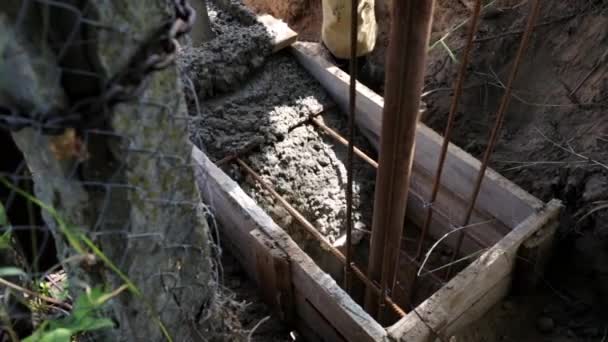 Camión Hormigonera Canaleta Largo Cual Fluye Líquido Mezcla Hormigón Encofrado — Vídeos de Stock