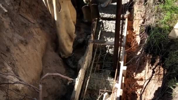 Beton Karıştırıcı Kamyon Oluğu Sıvı Beton Karışımını Inşaat Demirine Akıtıyor — Stok video