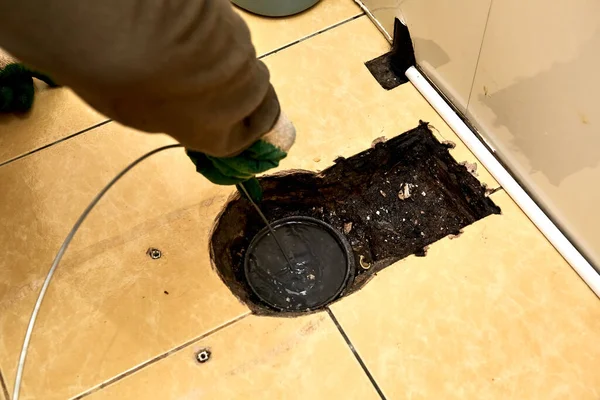 Sewer Cleaning Plumber Uses Sewer Snake Clean Blockage Clog Toilet — Stock Photo, Image