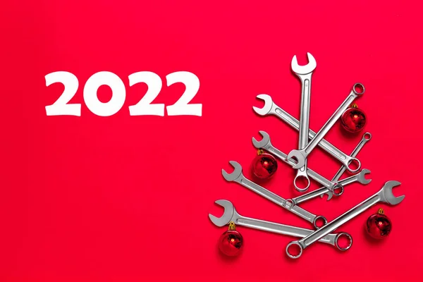 2022 Julgran Gjord Skiftnycklar Dekorerade Med Bollar Röd Bakgrund Gott — Stockfoto