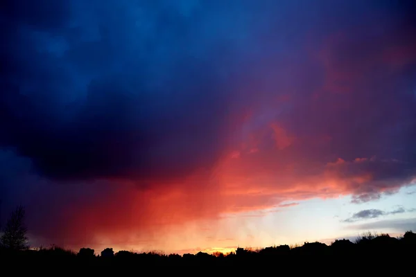 Piękny Ognisty Czerwony Zachód Słońca Wieczorny Krajobraz Jasny Kolor Czarnym — Zdjęcie stockowe