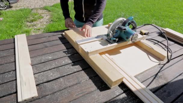 Gehrungssäge Mit Einem Großen Metallblatt Den Händen Eines Tischlers Arbeitswerkzeug — Stockvideo