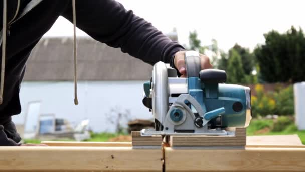 Miter Zaag Met Een Groot Metalen Blad Handen Van Een — Stockvideo