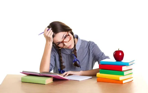 Zmęczony dziewczyna robi lekcje — Zdjęcie stockowe