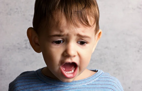 Weinender kleiner Junge — Stockfoto