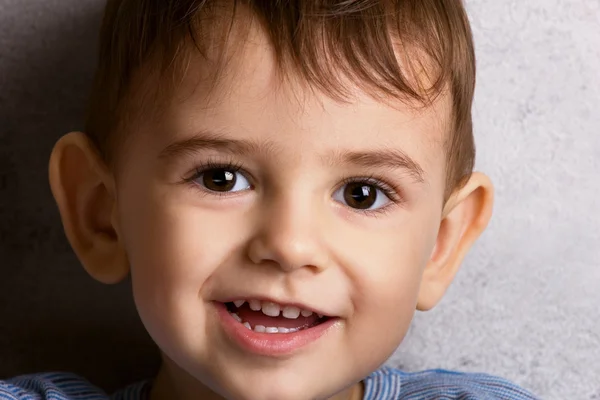 Porträt eines kleinen Jungen — Stockfoto