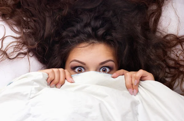 Meisje in het bed — Stockfoto