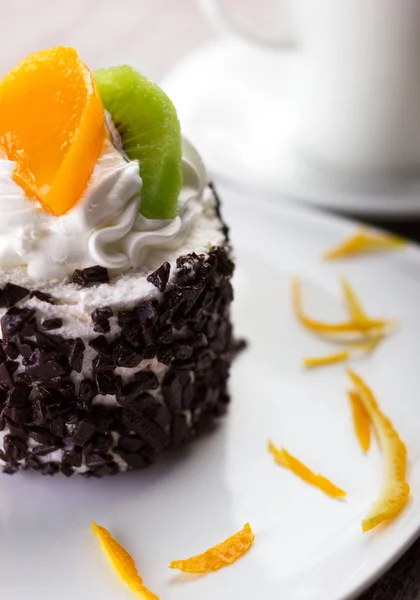 Cake with cream and fruits — Stock Photo, Image