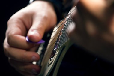 Gitarda çalan adam