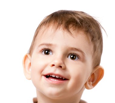 Beyaz arka planda küçük çocuk