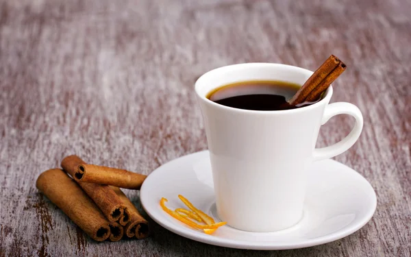 Coffee  and cinnamon sticks — Stock Photo, Image