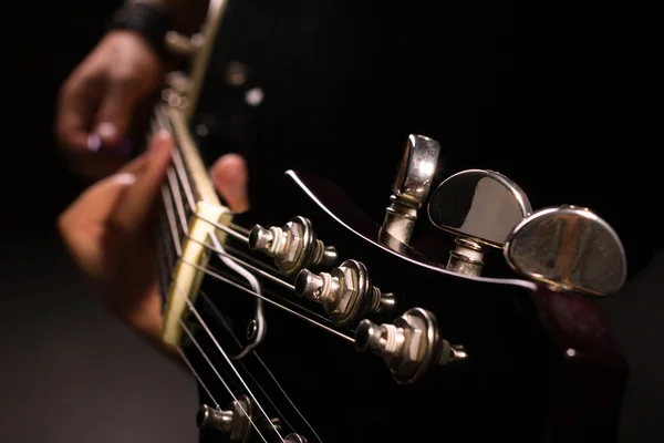 Hombre tocando en la guitarra — Foto de Stock