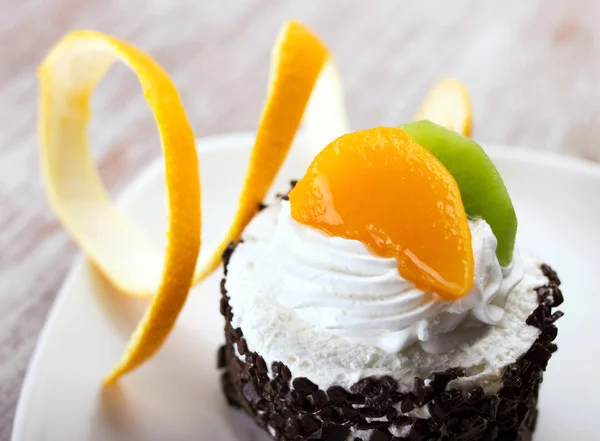 Cake with cream, chocolate  and fruits — Stock Photo, Image