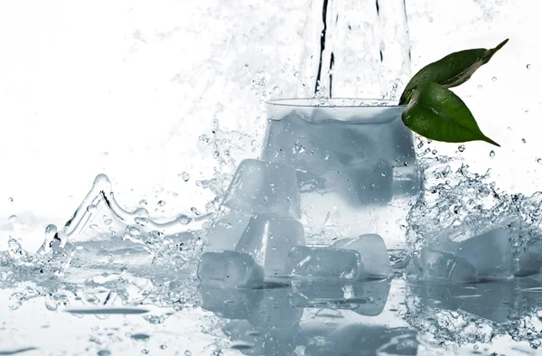 Ice, leaf and splashes of water — Stock Photo, Image