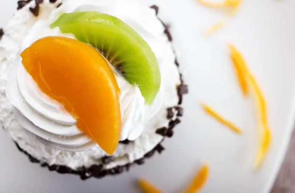 Cake with cream and slices of fruits — Stock Photo, Image
