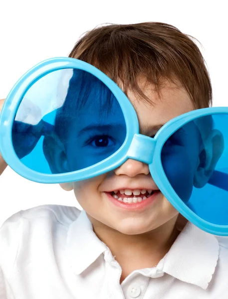 Petit enfant avec des lunettes de soleil — Photo