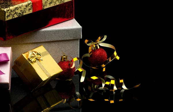 Cajas de regalo con bolas —  Fotos de Stock