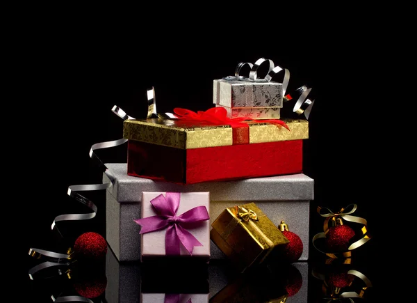 Dárkové krabičky s luky a vánoční koule — Stock fotografie