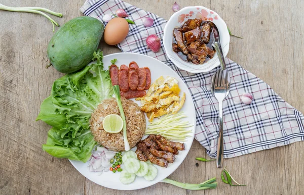 Arroz mezclado con pasta de camarones — Foto de Stock