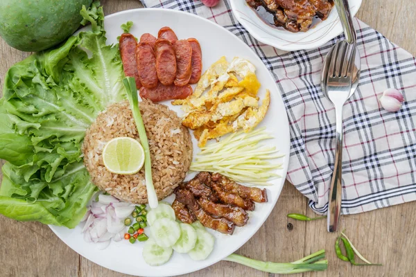 Ris blandat med räkpasta — Stockfoto