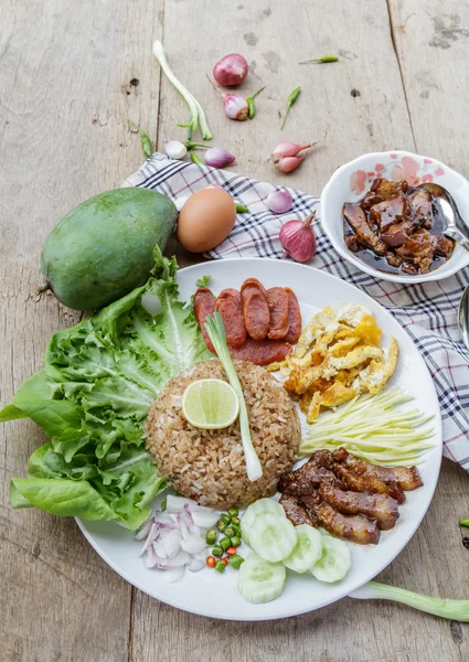 Ris blandat med räkpasta — Stockfoto