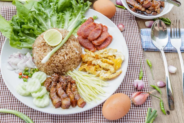 Arroz misturado com pasta de camarão — Fotografia de Stock