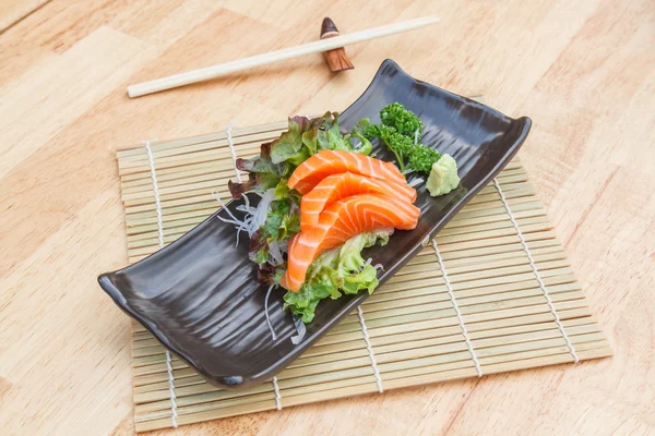 Salmão Sashimi sobre mesa de madeira — Fotografia de Stock