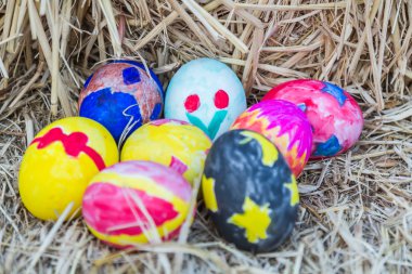 Saman üstünde Paskalya yumurtası.