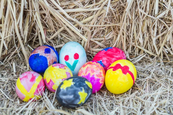 Huevos de Pascua en paja. —  Fotos de Stock