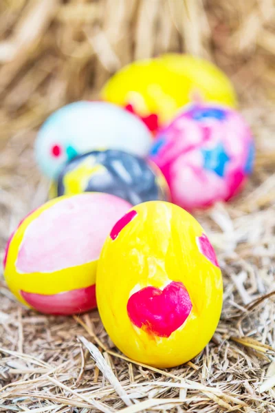 Huevos de Pascua en paja. —  Fotos de Stock