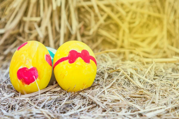 Huevos de Pascua en paja. —  Fotos de Stock