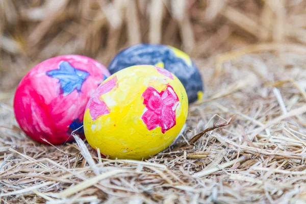 Huevos de Pascua en paja. —  Fotos de Stock