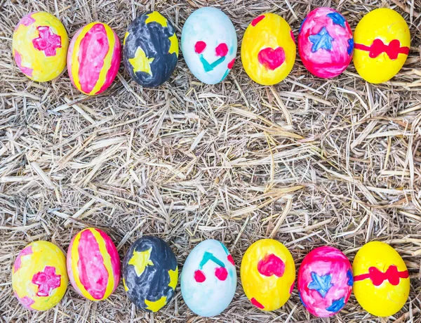 Huevos de Pascua en paja. —  Fotos de Stock