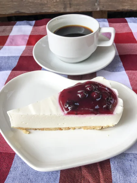 Tarta de queso con arándanos y café negro —  Fotos de Stock