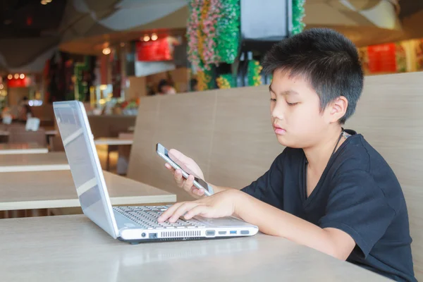 Niño y Tecnología — Foto de Stock