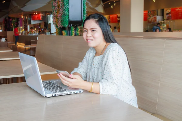 Mujer de negocios trabajando — Foto de Stock