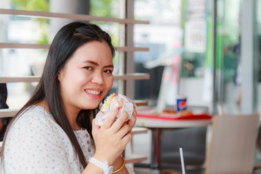 Kız Hamburger yemek