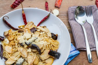 Spagetti kurutulmuş biber