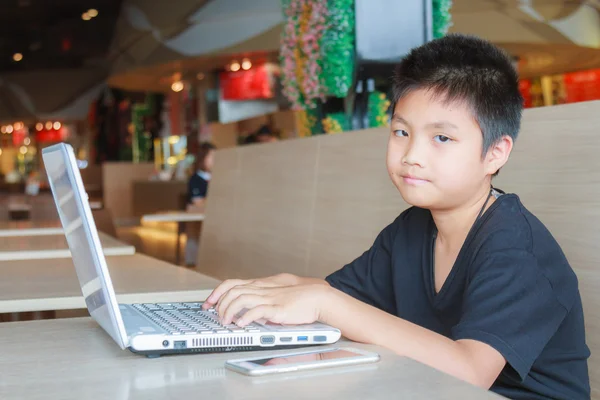 Niño y Tecnología — Foto de Stock