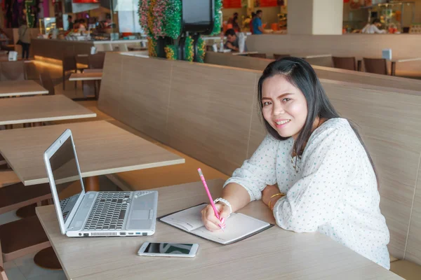 Mujer de negocios trabajando —  Fotos de Stock