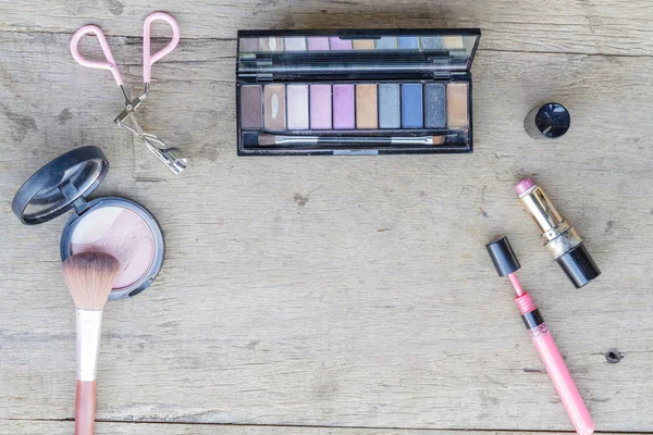 Maquillaje cosméticos en mesa de madera —  Fotos de Stock