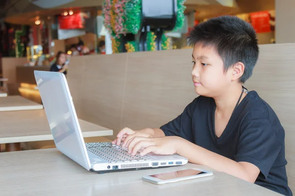 Niño y Tecnología — Foto de Stock