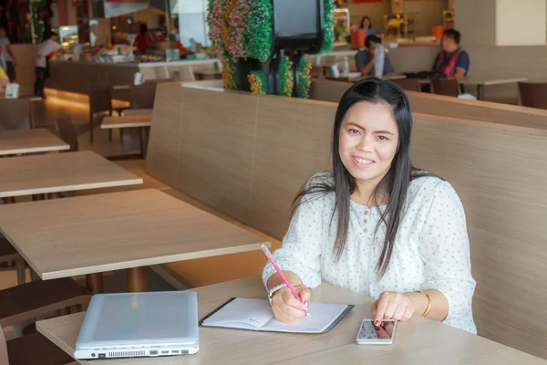 Mujer de negocios trabajando — Foto de Stock