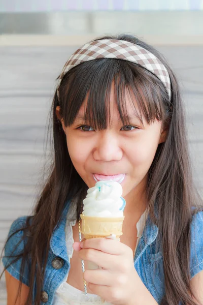 Mangiare gelato — Foto Stock
