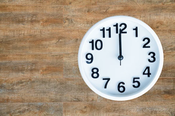 Часы на деревянном фоне — стоковое фото