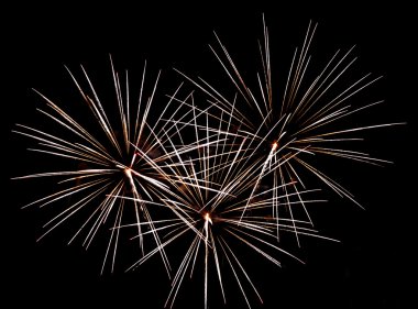 Gece gökyüzünde havai fişekler