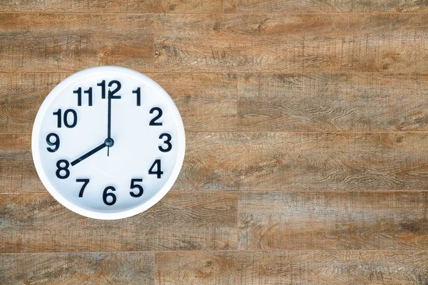 Uhr auf Holz-Hintergrund — Stockfoto