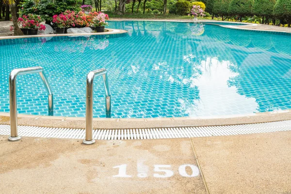 Escadas na piscina — Fotografia de Stock