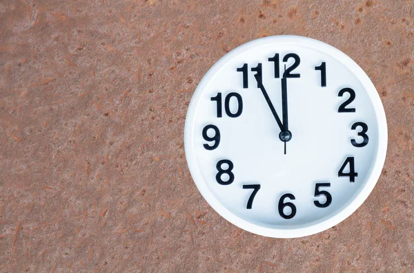 Reloj sobre fondo oxidado de acero —  Fotos de Stock